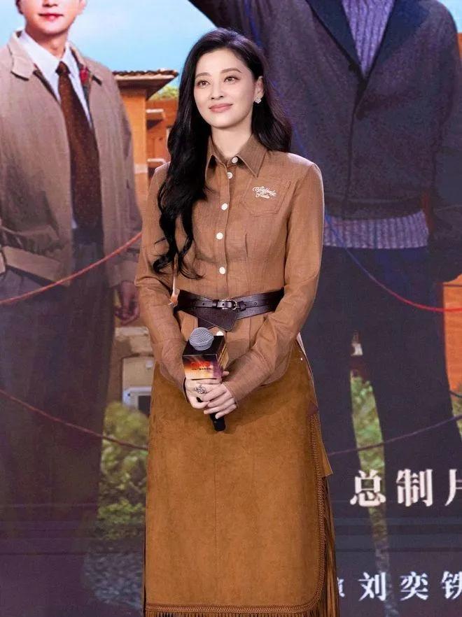 50岁梅婷的穿搭太会了！✨美拉德色系衬衫+流苏半裙，复古又高级，腰带一系瞬间显