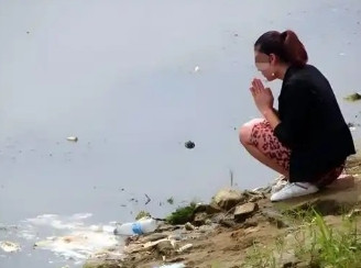 江苏阿姨为了给自己和家人祈福，买了9万多元的鲇鱼，放生进了当地一野生湖。被群众劝