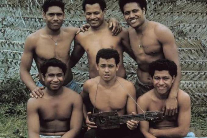 1965年，6名汤加的15岁少年，觉得单调的生活太无趣，竟然偷了一艘船出海冒险，