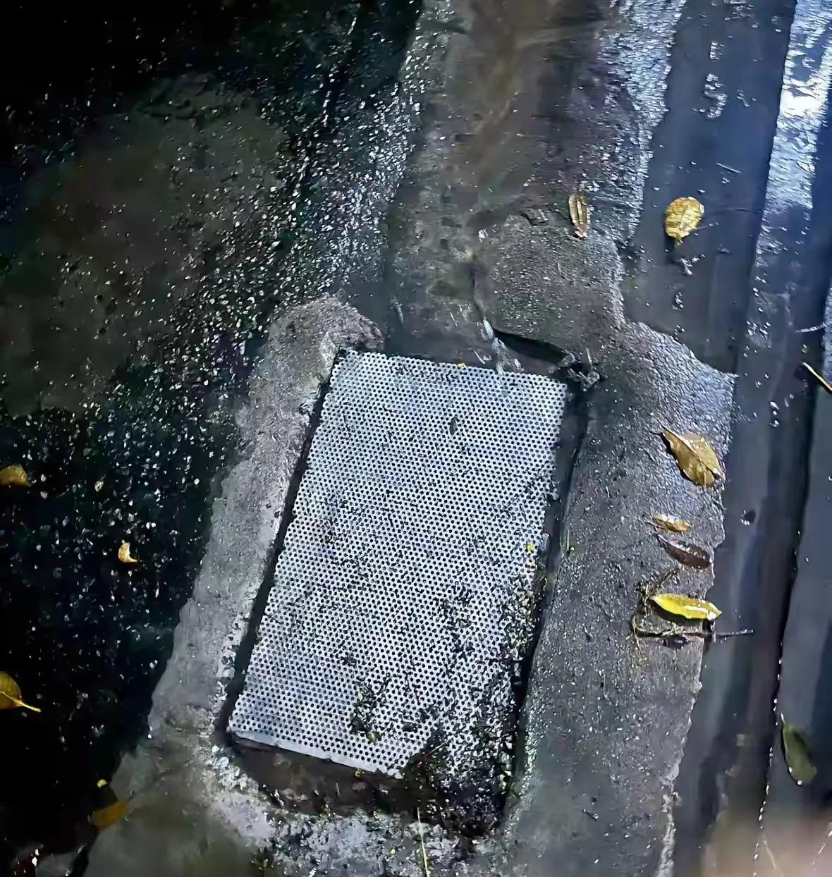 前天晚上，佛山到处都是暴雨，但是，时间不长，可是水浸街严重，不少地方出现内涝。