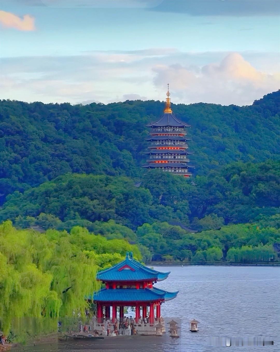 杭州西湖十景之一“雷峰夕照”景区，是西湖著名景点，也是西湖为数不多的收费景点，但