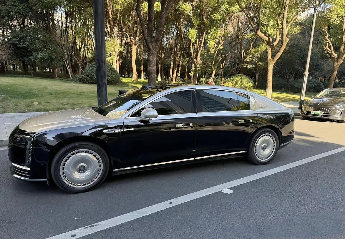 百万粉丝博主“我是HYK”说，他83岁的姥姥不懂什么是尊界、问界、鸿蒙智行，甚至