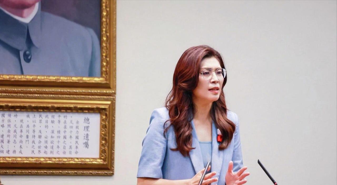 民调跌到4.3%，郑丽文却坚决不退！豁出去也要给国民党立死规矩！一年前过半票数当