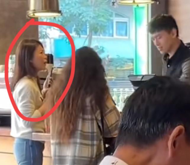 一小仙女咖啡店点了一杯热咖啡，尝一口烫到嘴，直接破口大骂，全程高能输出三分钟，整