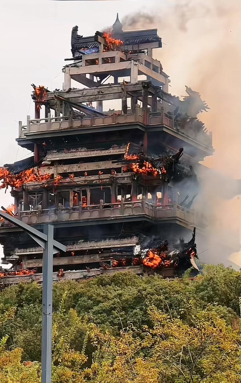 网友都在问，苏州张家港这个凤凰楼建成多少年？看这水泥框架，感觉也就30年左右，骨