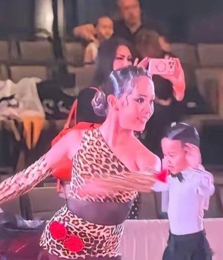 孙俪12岁女儿花花在美国参加拉丁舞比赛表演完全不怯场，一身豹纹裙也太有冲击感了