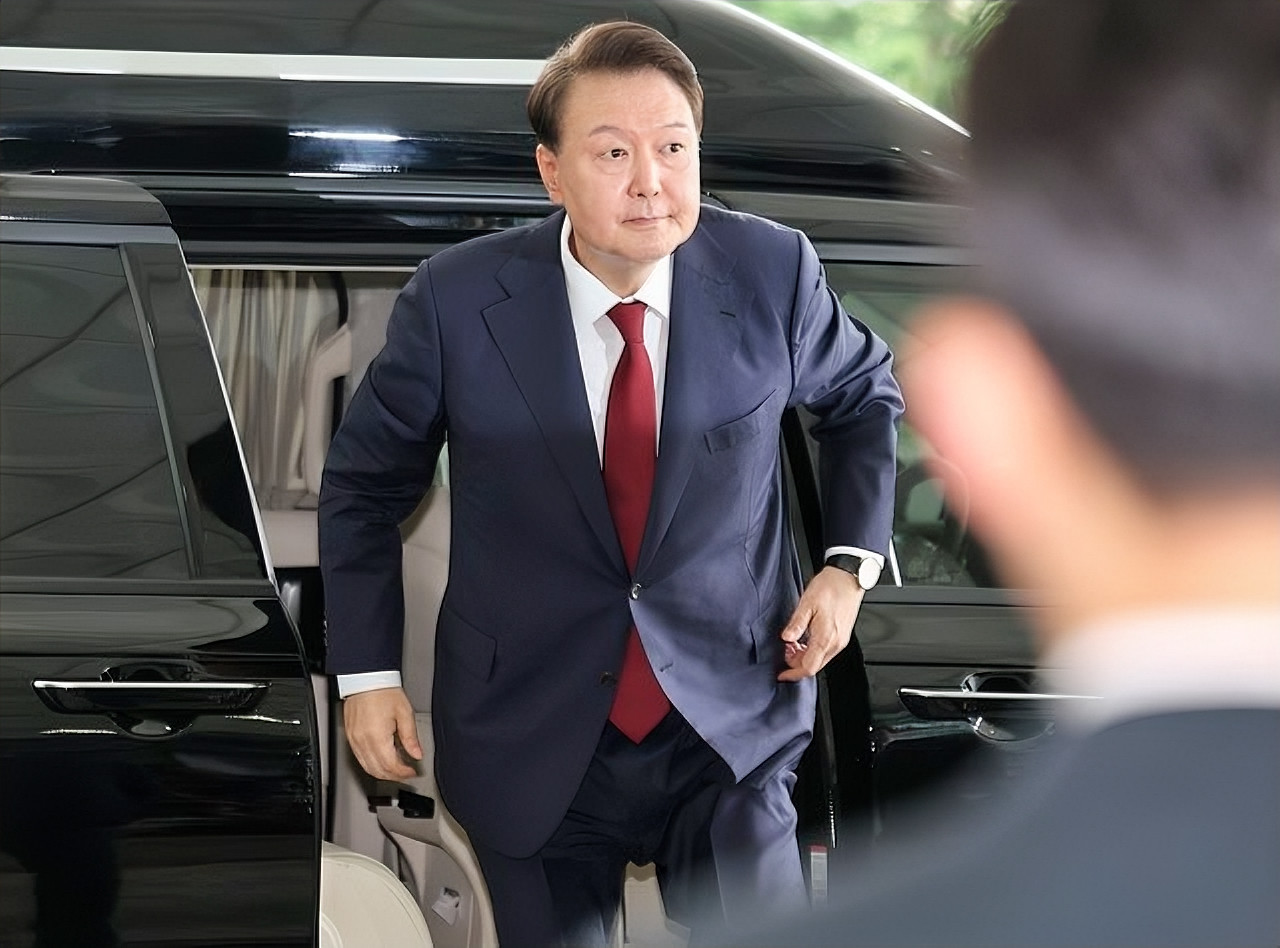尹锡悦憔悴不已当地时间6月28日上午，尹锡悦准时现身检察厅，接受特别检察组的调