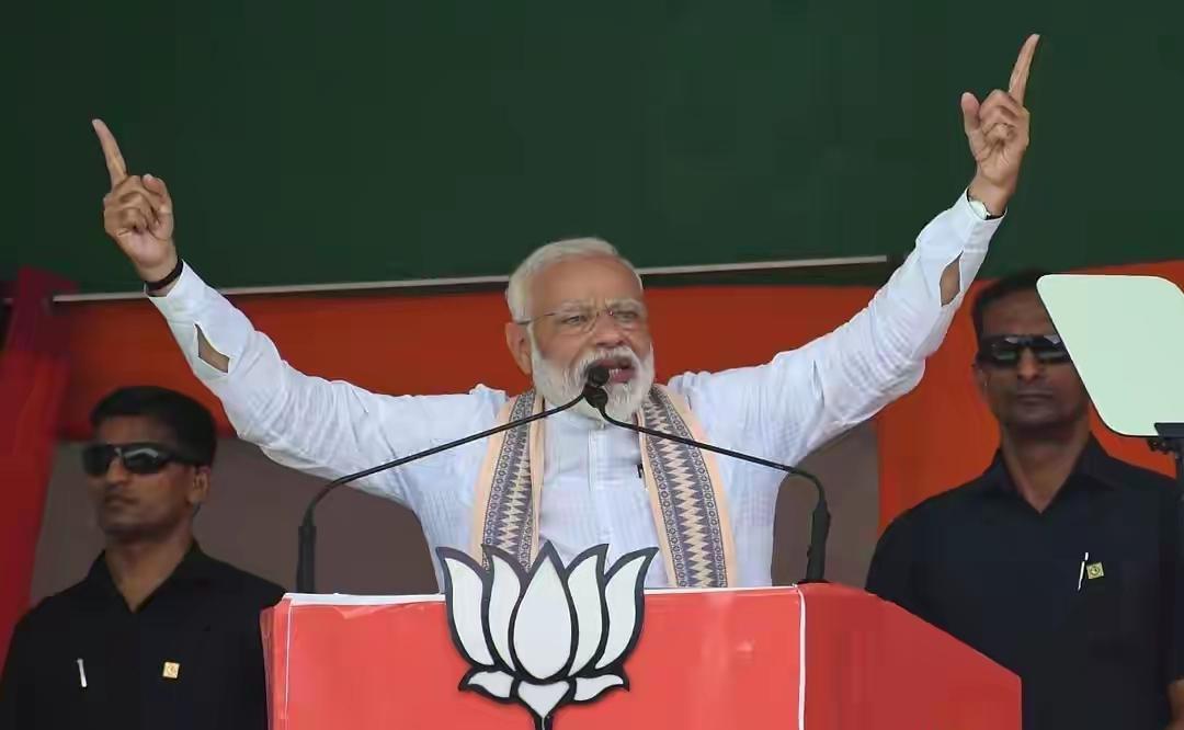 印度的国防预算一直有个很奇怪的现象，议会批下来的钱，最后总是花不完、花不到位，实