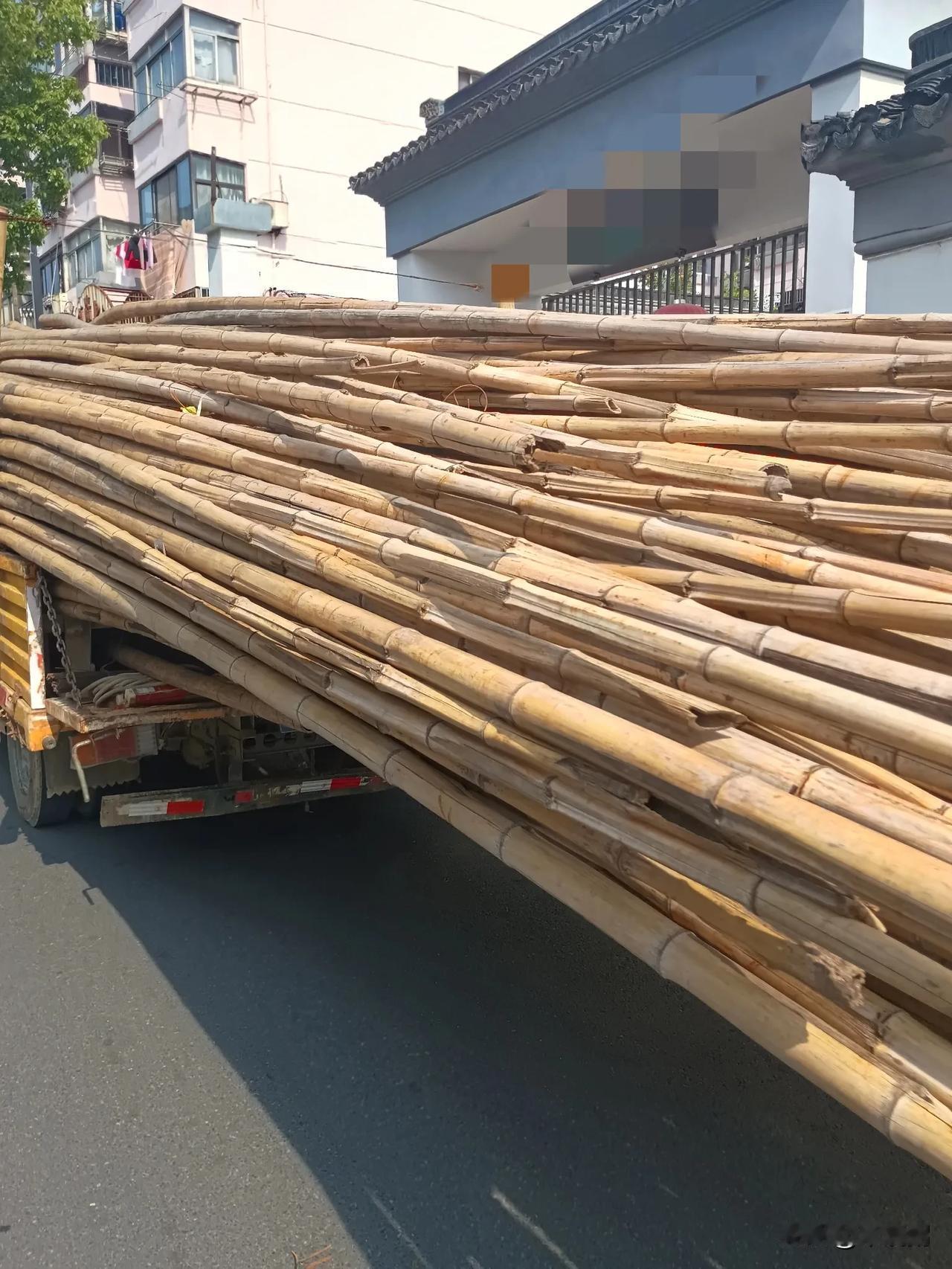 香港大埔大火竹子背锅只能说明香港落后了。图一，2025年苏州也还能看见毛竹用在