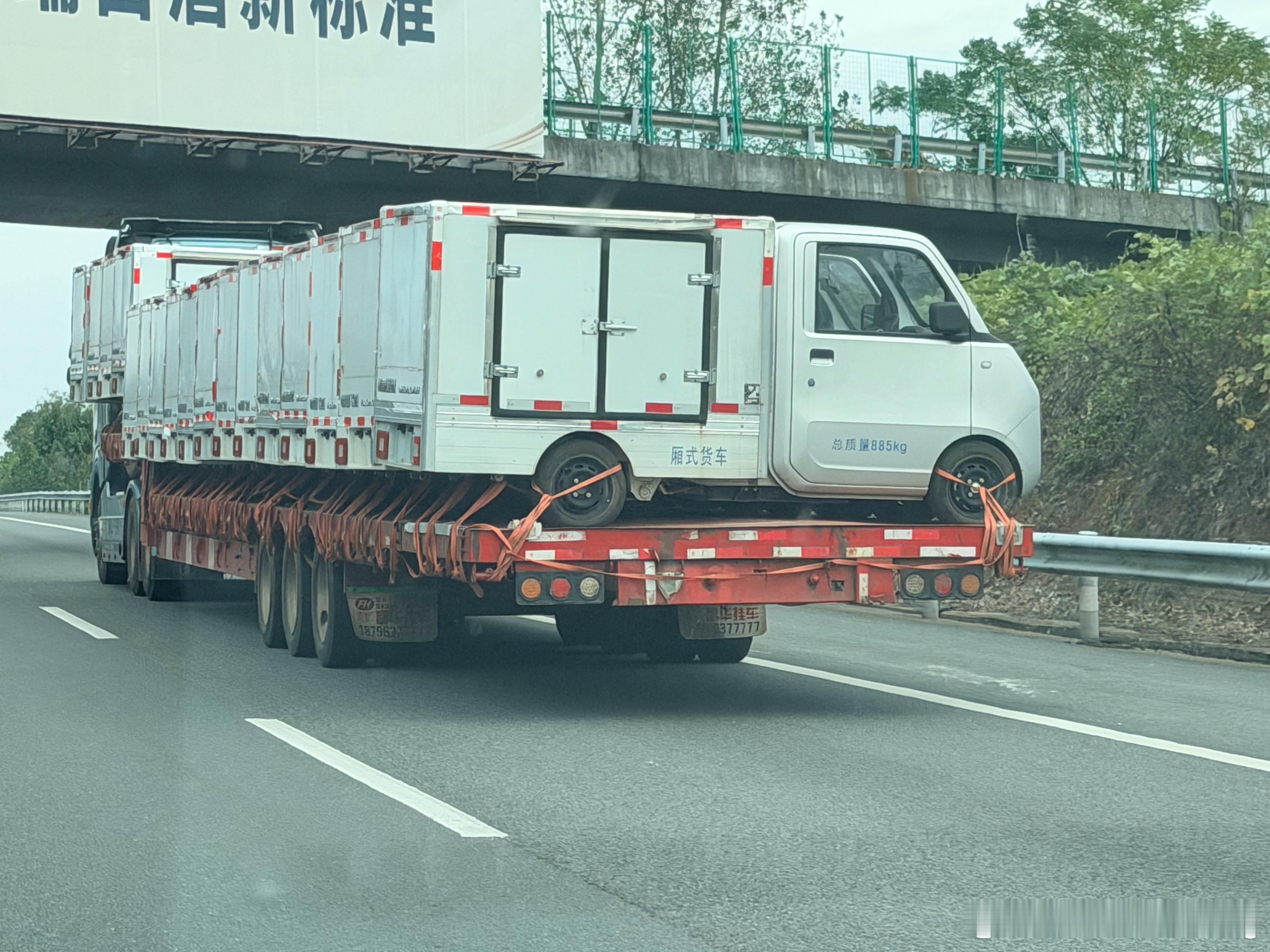 这个大车拉小车有点可爱​​​