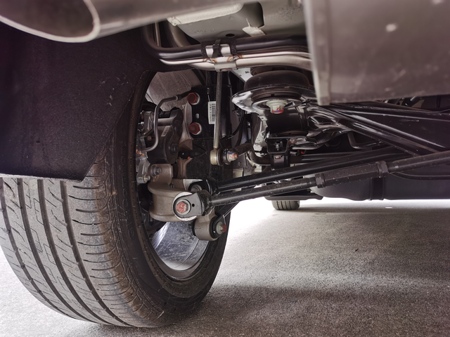 底盘螺丝生锈提车五天，洗车时发现底盘全部螺丝头都有生锈，请问大神们有人会吗？问