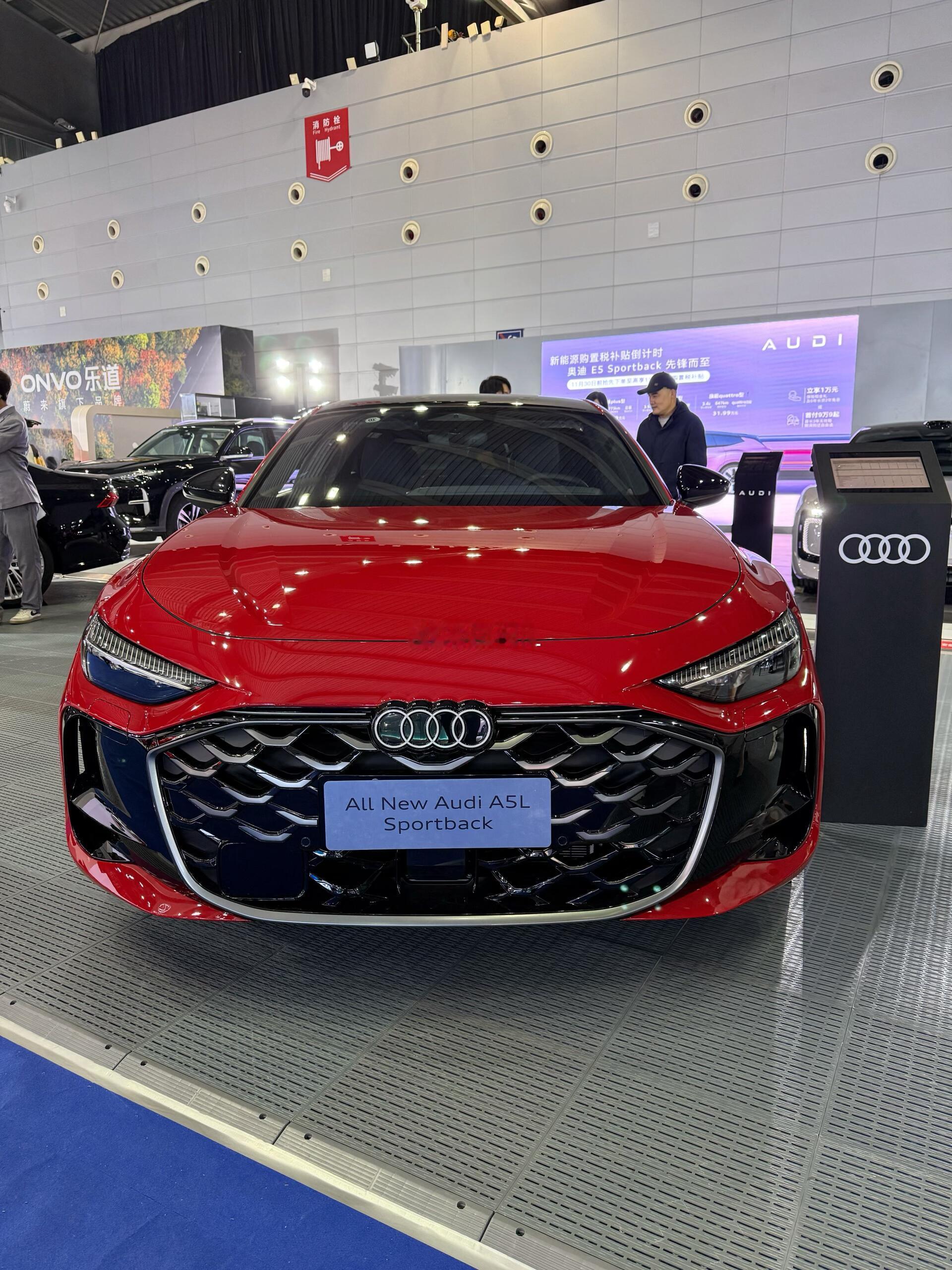 溜背线条配上无框车门，轿跑气质直接拿捏，内饰三联屏科技感拉满，操作起来流畅得飞起