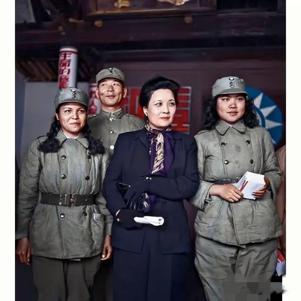 她很少穿这样的衣服，在很多的照片中，她穿的几乎都是旗袍，类似于这样干净利索的时尚