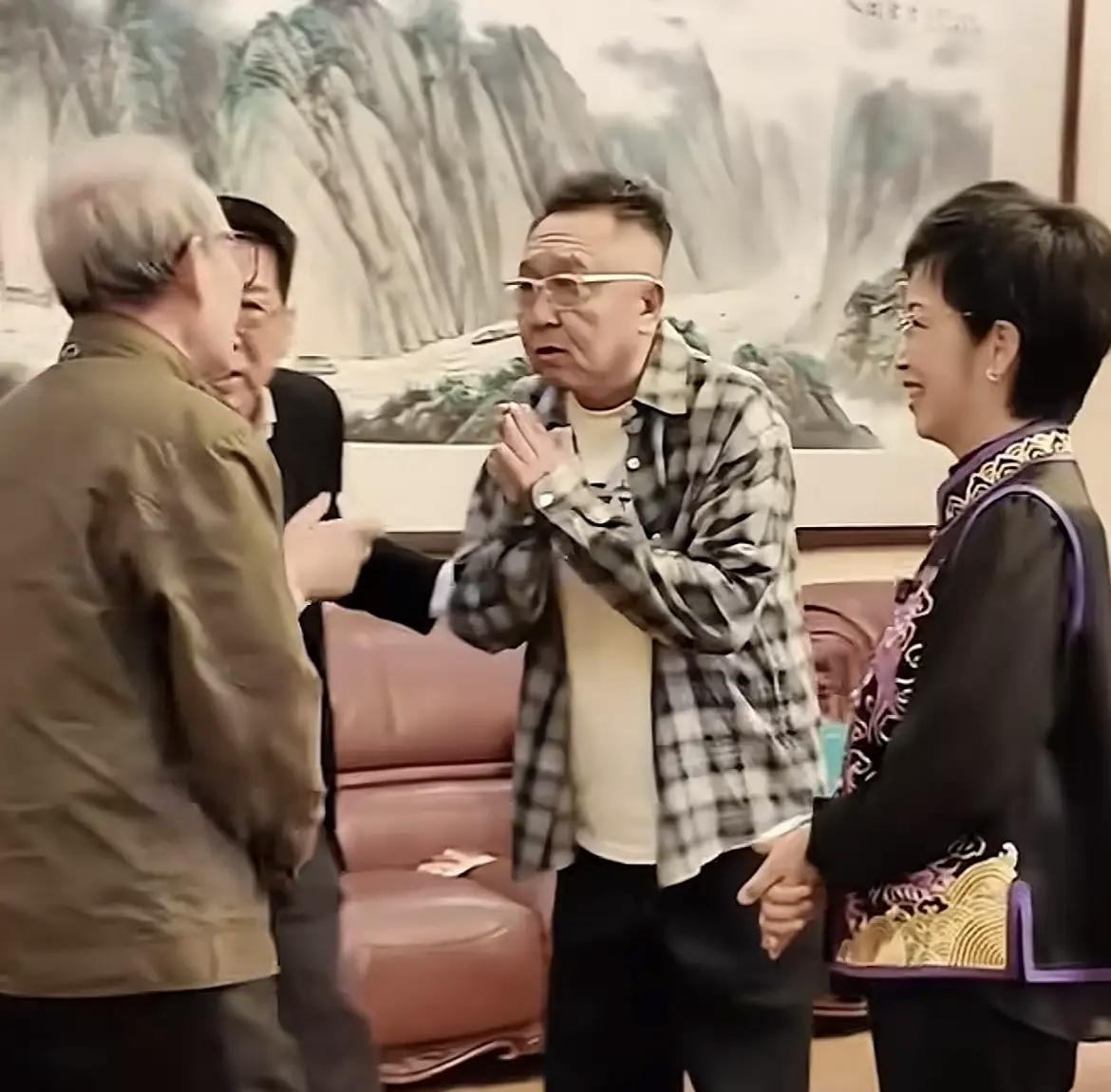 于谦真的是那种在哪里都混得开的艺人，在德云社受欢迎，去参加相声主流圈子主办的乐龄