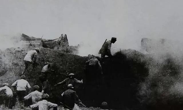 1942年春，五十多个中共的高级干部，被自己人卖了，困在甲山顶上，面对三千日军围