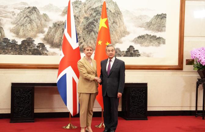 北京会谈释放关键信号北京时间6月2日，英国外交大臣库珀的专机降落在首都机场