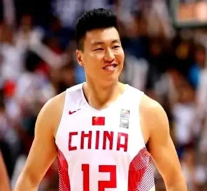 李根把一亿二砸回焦作，不是玩票，是真干。当年被邓华德当众赶出球馆，他没怂，