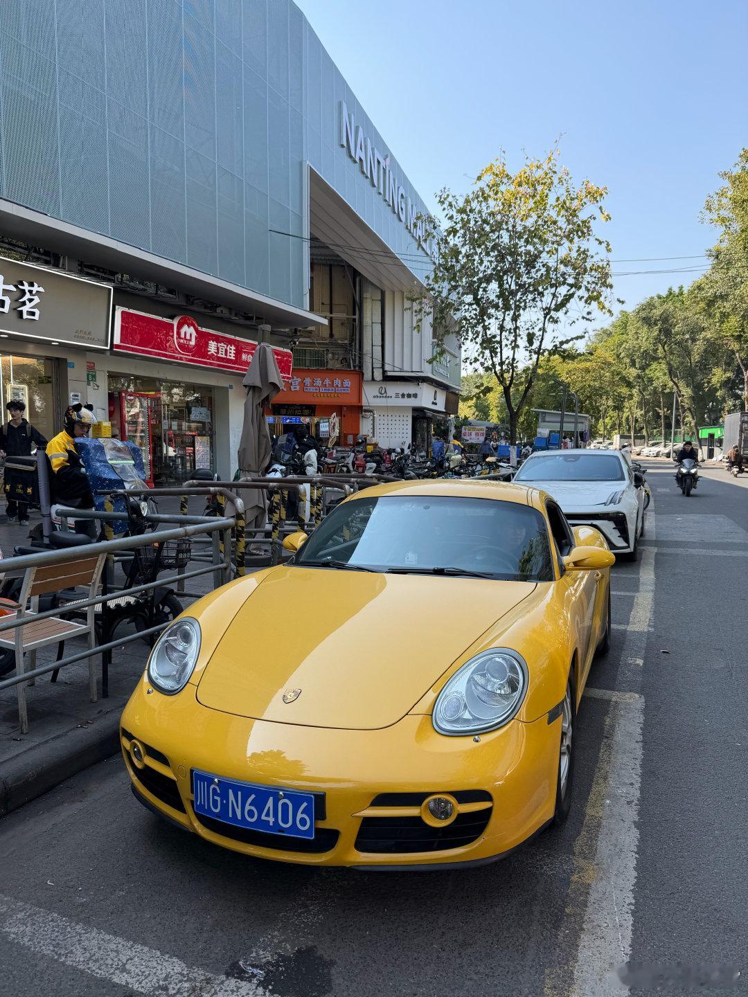 今天驾驶保时捷小汽车。987确实是个挺硬核的车，不是一个适合天天代步的交通工具。