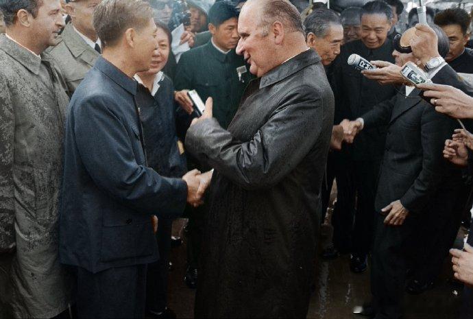 1973年9月，周总理在上海机场冒雨送别蓬皮杜总统。