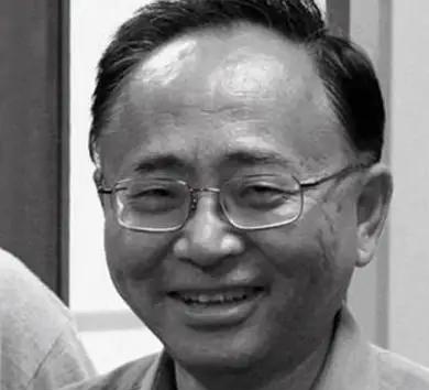 四川理科状元报考哈军工，因身高差2厘米，且近视600度，惨遭淘汰。招生老师查阅档