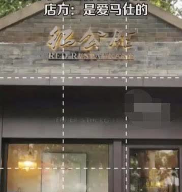 江苏，南京。女子点了一杯30元的咖啡后开始玩相机，结果相机不小心掉落下来打碎了杯