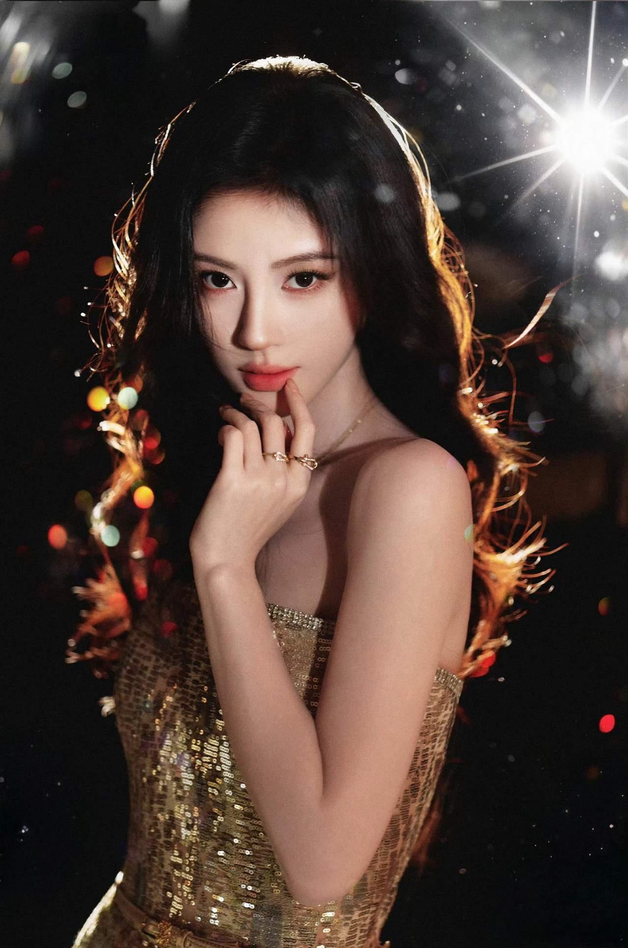 1.鞠婧祎现在能保住目前的咖位就已经开始费力了，她虽然看似流量高，但也真的是没有