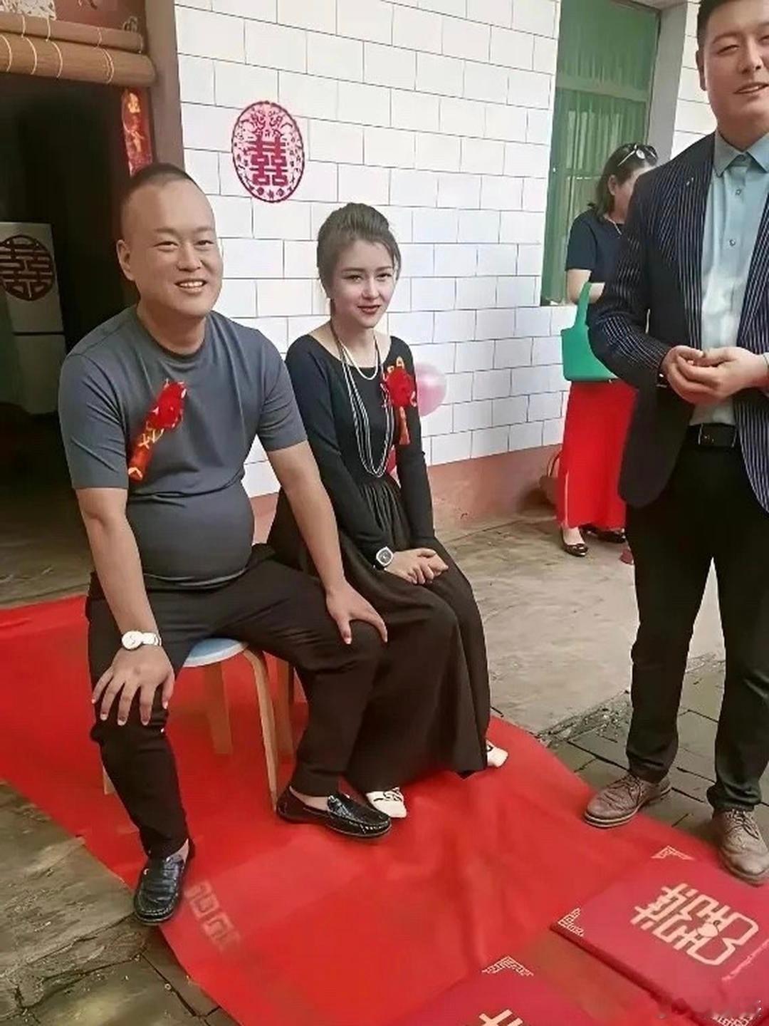 丈母娘这样的长相，估计新娘更漂亮吧！