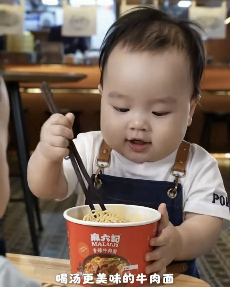 果然龙生龙凤生凤，马筱梅晒娃日常，汪小宝就能给麻六记做代言了马筱梅晒出汪小宝日