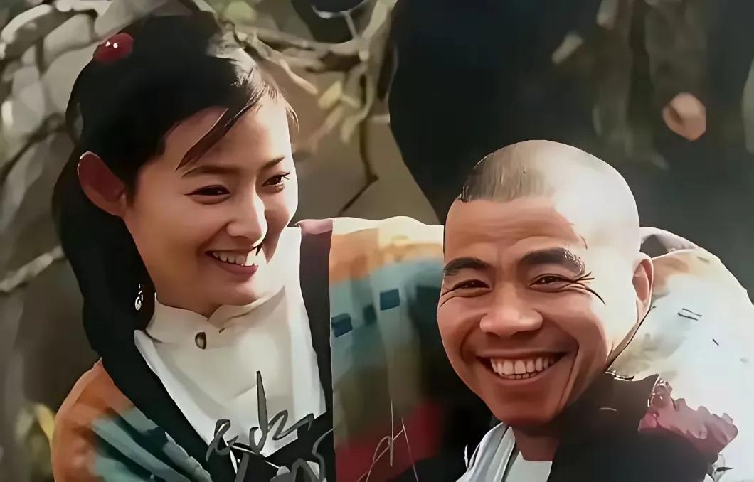 “潘金莲”和“武大郎”在屏幕上是冤家，在现实中却是挚友。这张图拍摄于当年拍戏期间