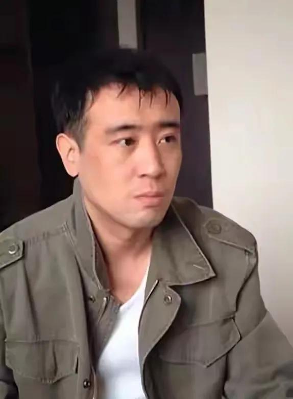 八一建军节，55岁的于和伟因为一个举动，让不少人对他刮目相看八一建军节那天，5