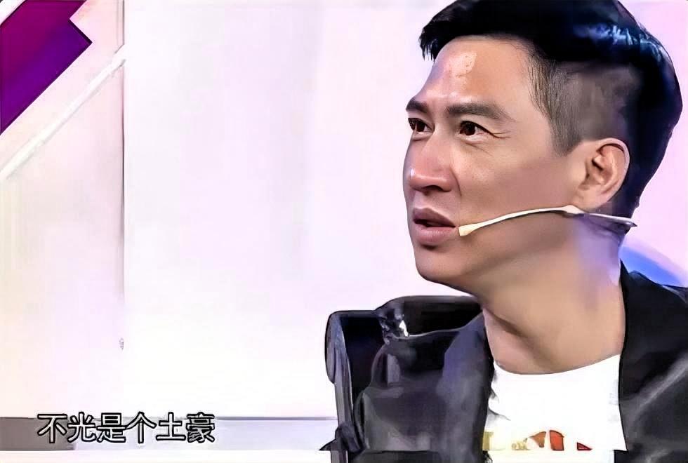 华少摆弄着名表，翘着腿问张家辉：“我都有三套房，你呢？”2015年《大牌驾到