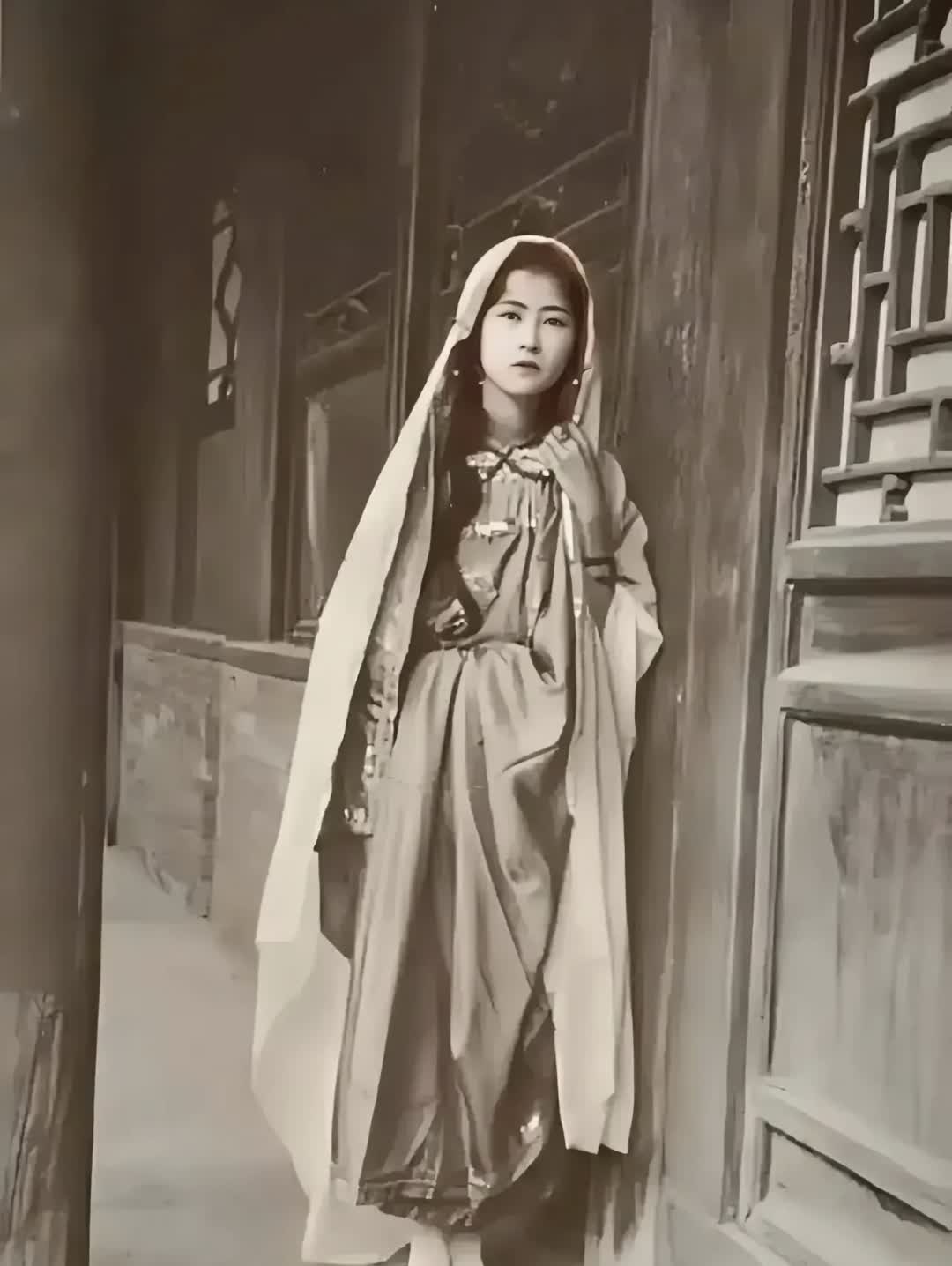 这是一张经典的老照片，拍摄于1924年，展现了才女林徽因的真实容颜，绝对不是演员