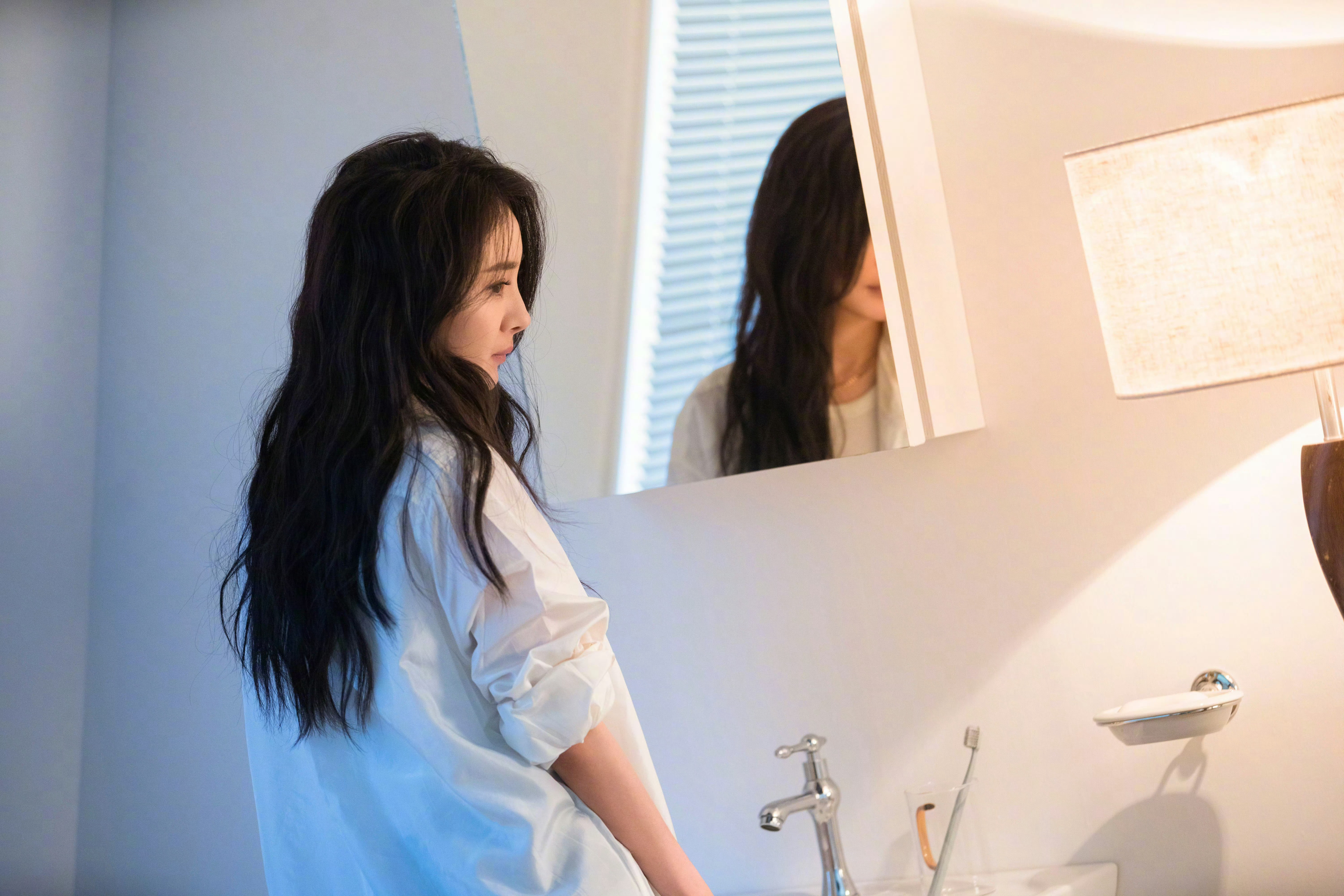 杨幂ym杨幂宁绣绣路灯把街道熨成信笺，树影是未干的水墨手迹，此刻万家灯火正安