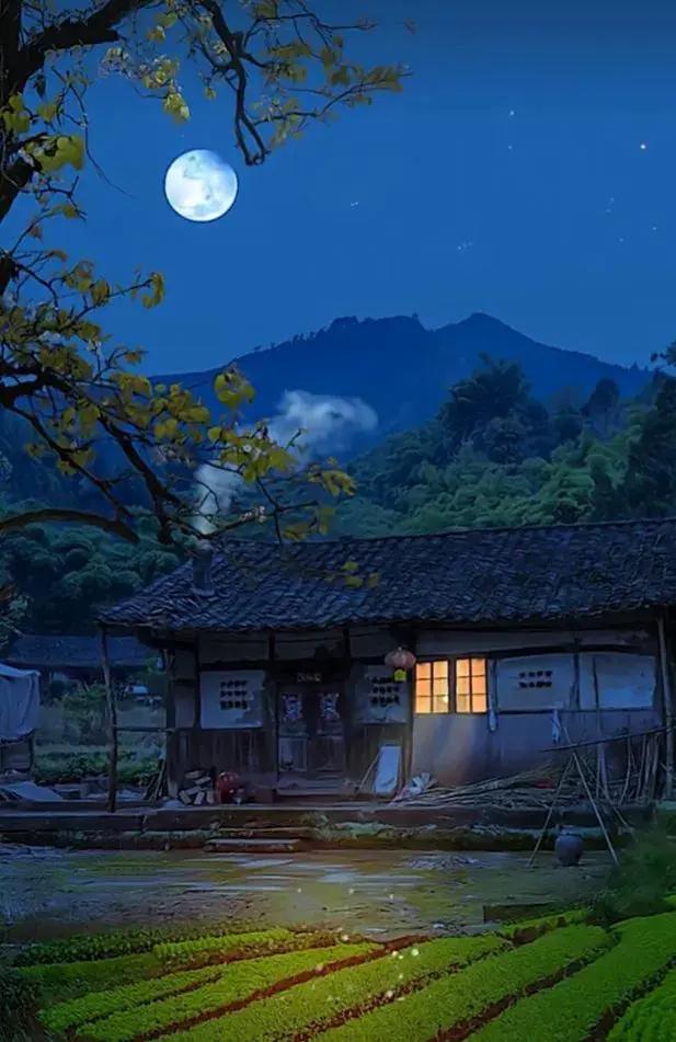 上联：山间月色竟含香，下联：林下泉声细语情，下联：竹外风轻漫舞诗。