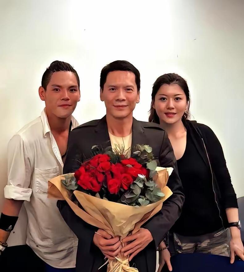 李小龙倒在丁佩家那天，香港的唾沫比雨还密。死因说不清，镜头却只盯着一个女人：丁