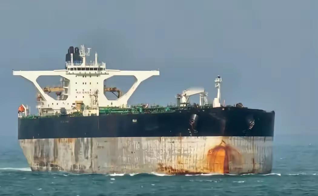 美军这下尴尬了！在美军手底下逃跑的第三艘油轮，途中竟然挂上了俄罗斯国旗。这可