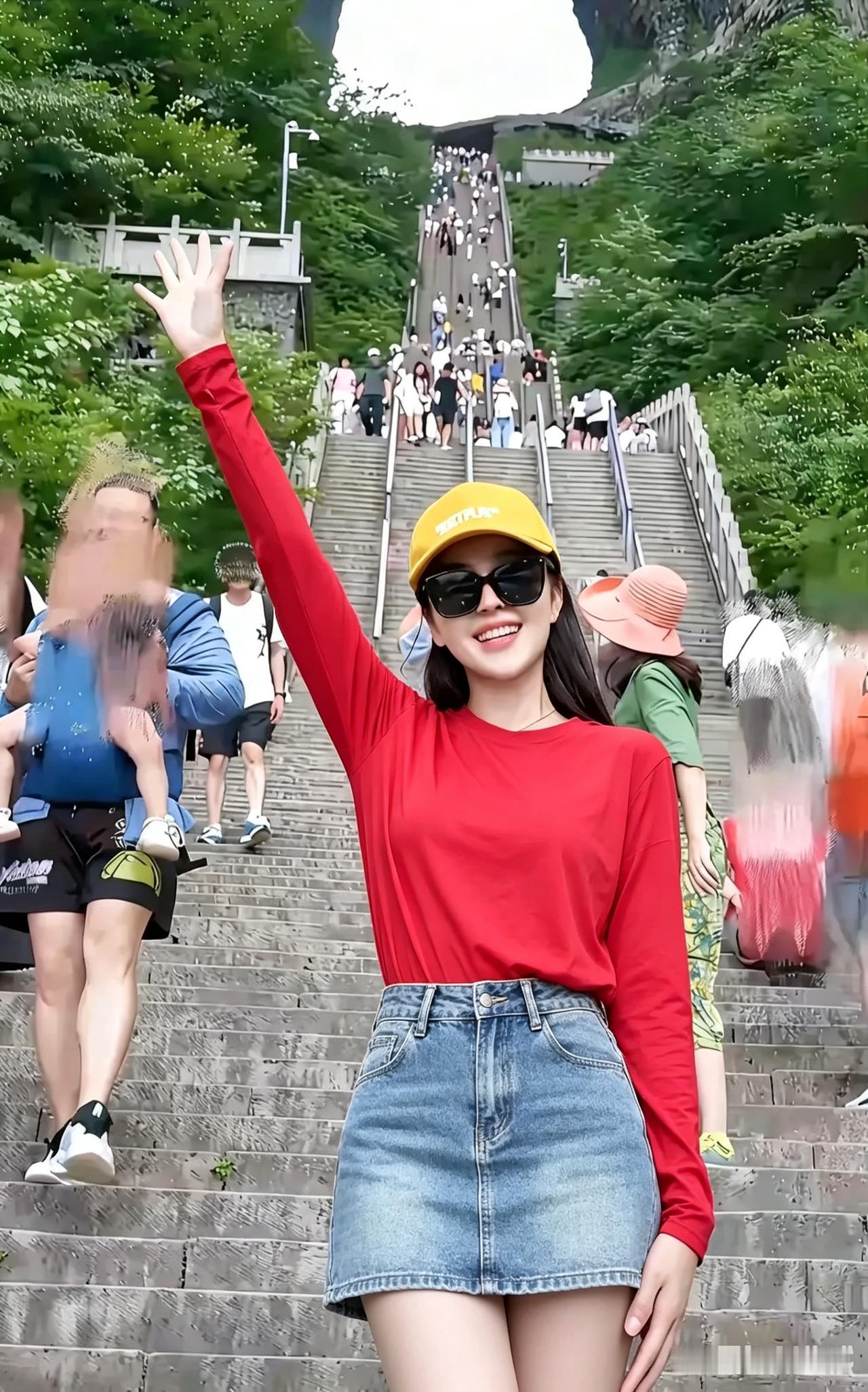 挑战天门山千级云梯石阶，登顶才懂山河壮阔有多值得我站在层层石阶下抬头望，笔直
