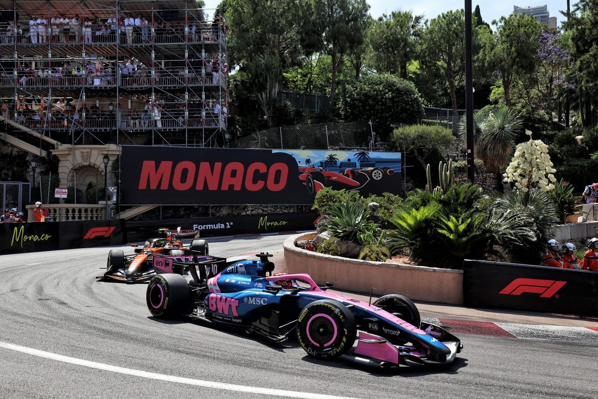 f1在摩纳哥大奖赛中，加斯利原本以第三名冲线。但正赛中他两次在维修区由于超速，