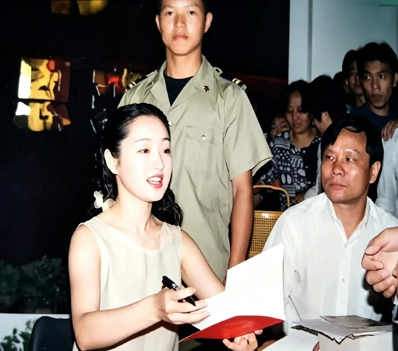 刷到张旧照，挺感慨。九十年代那会儿的签售会，杨钰莹正抬头跟人打招呼。没滤镜没医