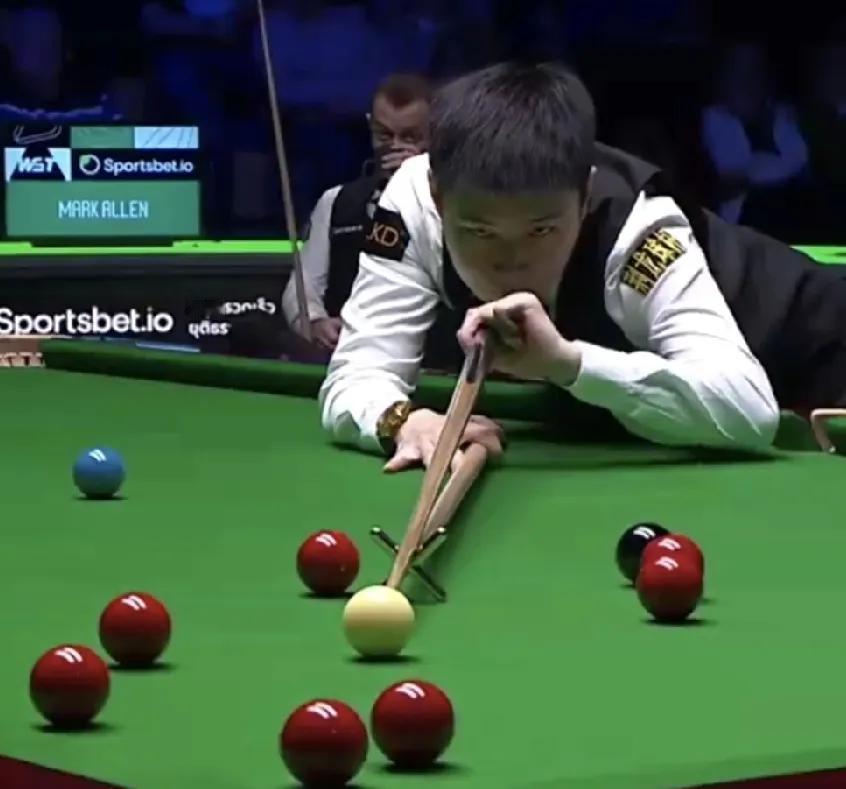 赵心童再轰单杆破百103分，103-16赢了第7局，比分追至3~4暂时落后。大