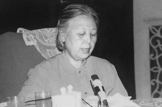 1949年傅作义的妻子在重庆机场被截，下落成谜，地下党找了几个月没有结果，一个邮