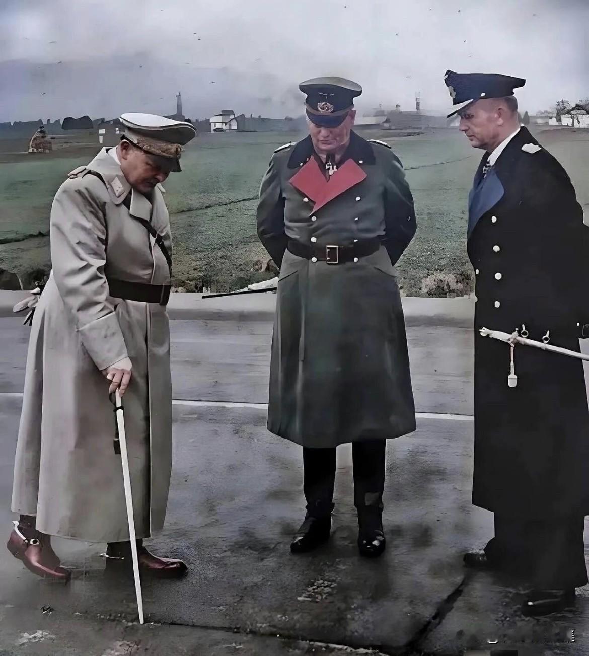 二战期间，德军陆海空三大元帅齐聚一起的场景，最左侧的就是著名的帝国元帅—空军总司