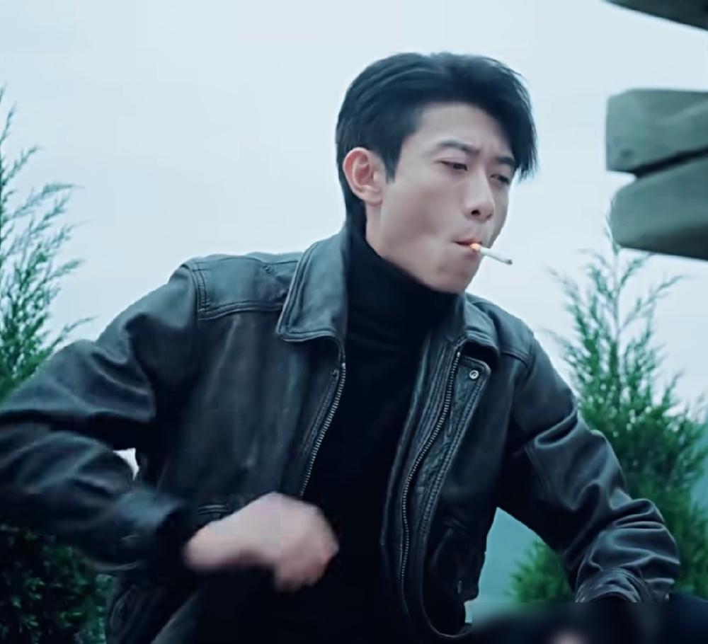 张一山在墓前点了根烟，全网安静了。没有对白，没有痛哭，也没有嘶吼。仅仅是点燃香烟