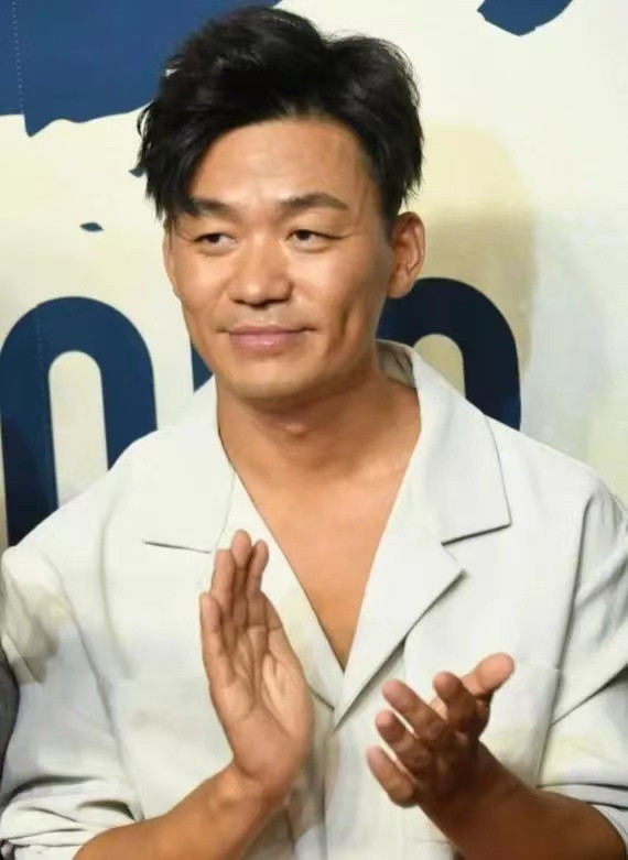 演员王宝强说，我拍戏挣的第一笔钱，就给家里盖房子了。房子是我爸设计的，想盖什么样