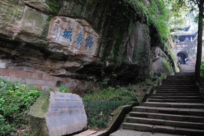 南宋有座小城，蒙古大军始终无法攻破，但蒙古大汗宁死不肯绕开它那只是一个面积仅仅