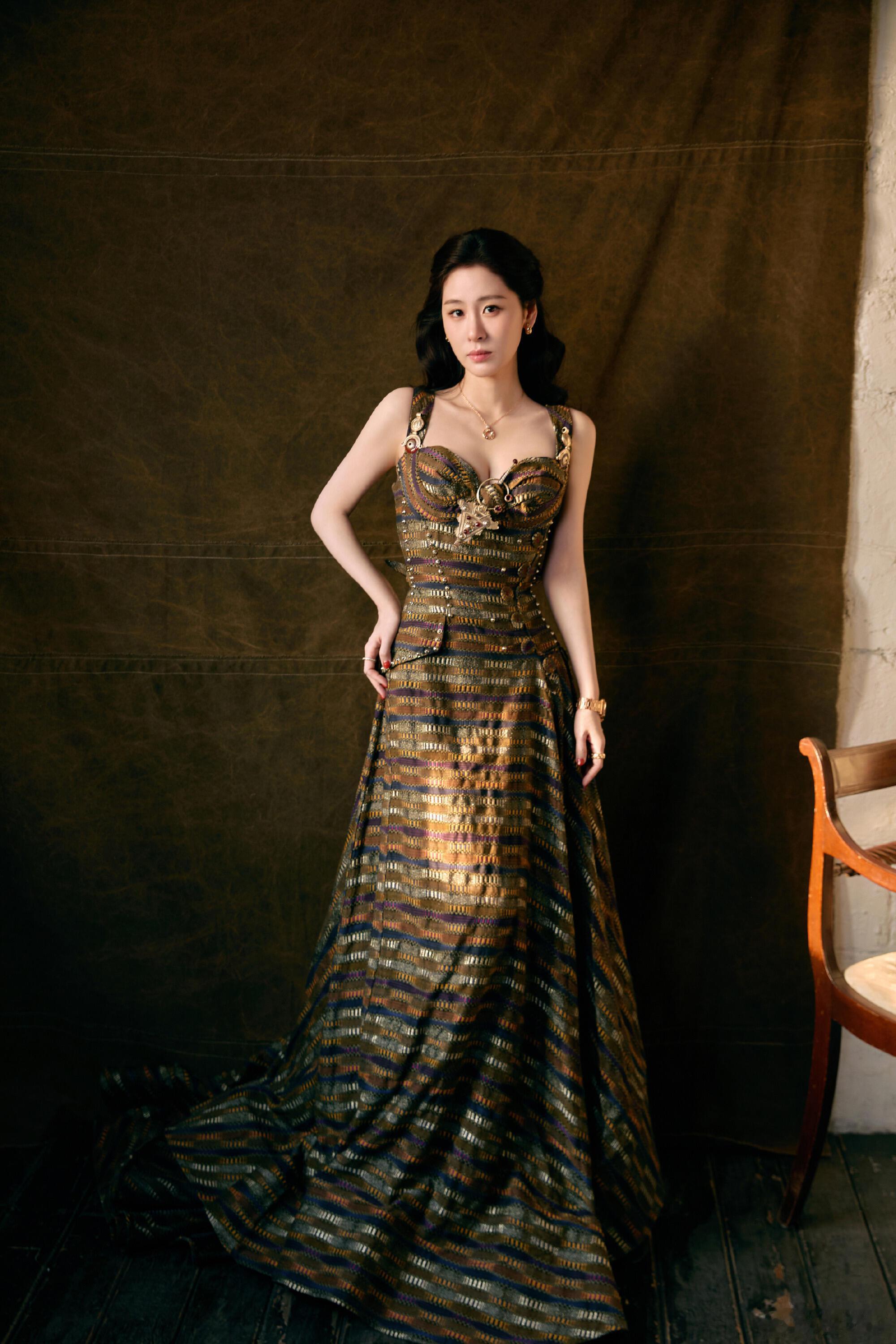 张碧晨美得有点超过了阳光是最好的造型师，为她的裙摆绣上流动的金线。那份从容贵气与