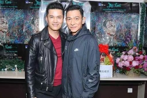 吕良伟这脸，拉皮都拉不出这效果，他的脸一点也不垮，年轻得自然。​​​