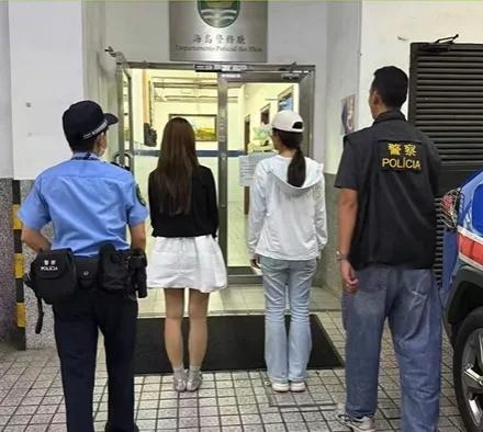 两个内地女学生，国庆节在澳门街头拍了几张照，现金一交，当场被捕。罪名不是“非法拍