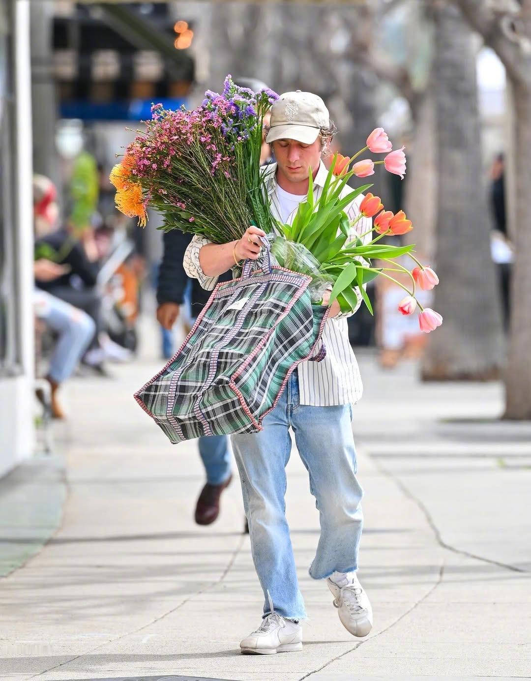 好莱坞最爱买花💐的男人——杰瑞米·艾伦·怀特。他的街拍基本都是外出买花！[笑而