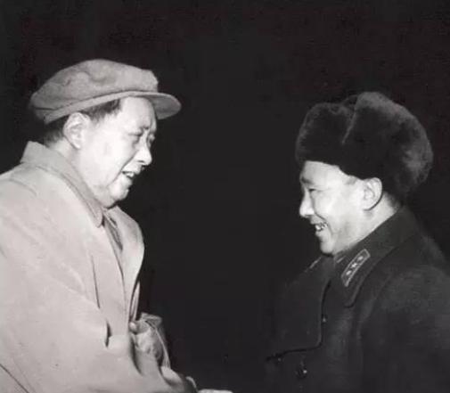 1958年，李聚奎重回军队，罗荣桓问毛主席：“该补什么军衔？”毛主席想了想，说：